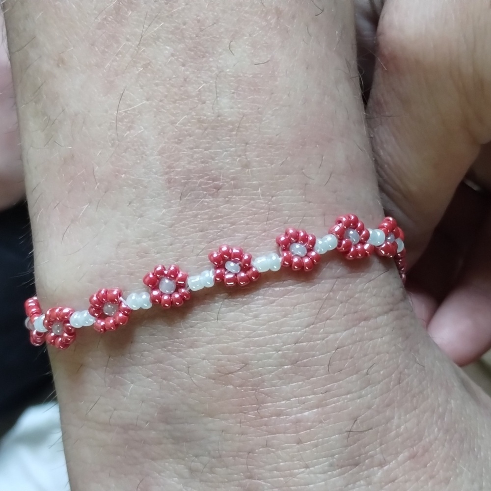 Pearl and pink daisy beaded bracelet